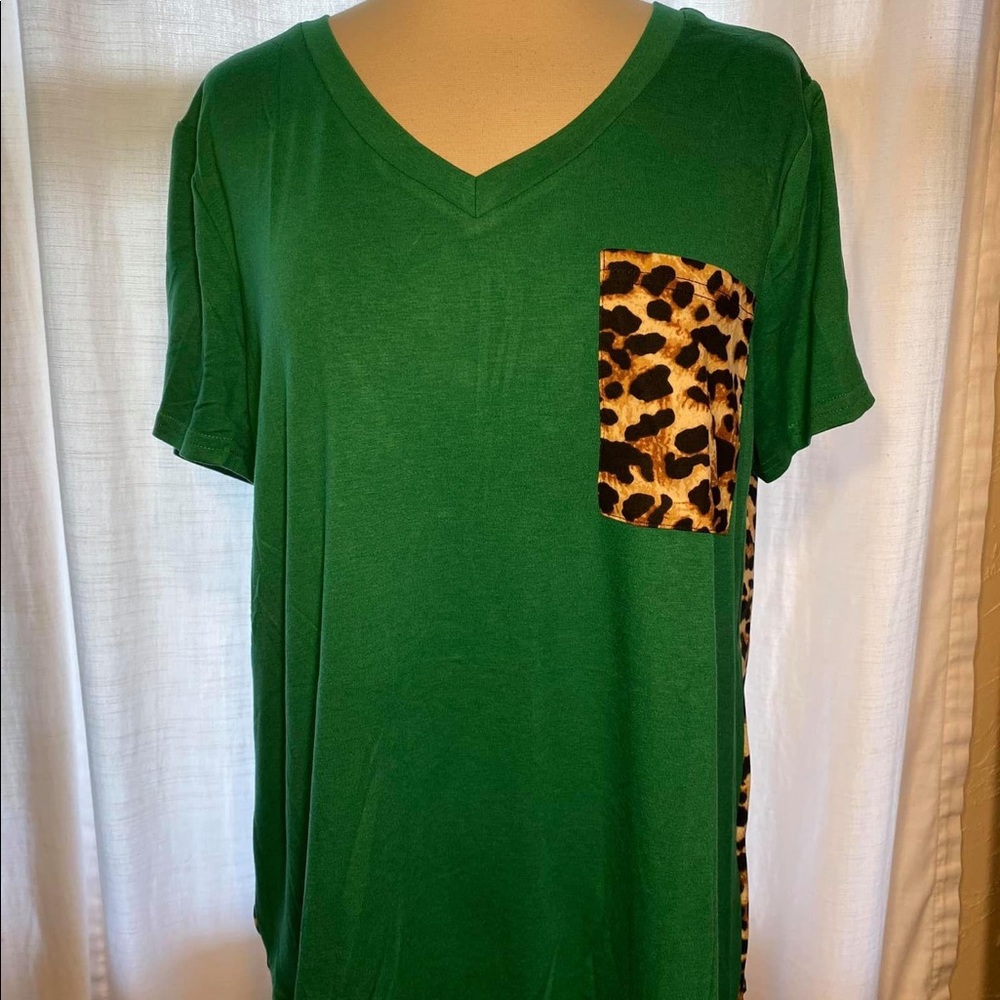 XL Kelly green and leopard t